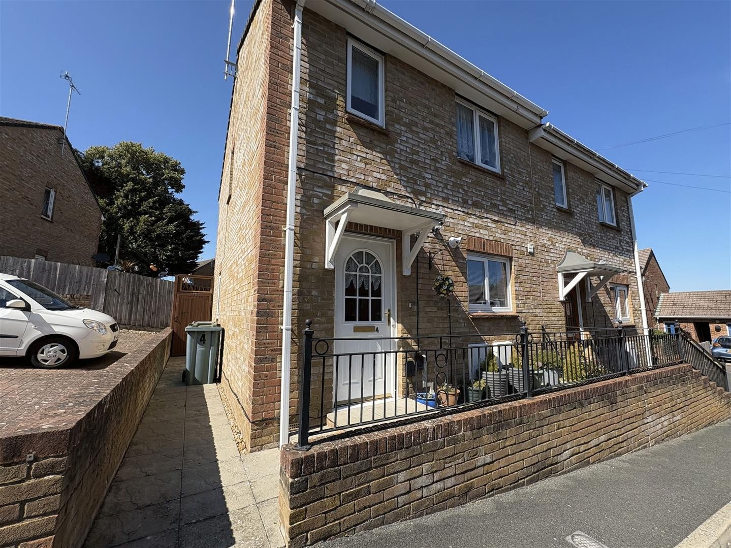 The Sidings, Cowes — Red Squirrel Property Shop