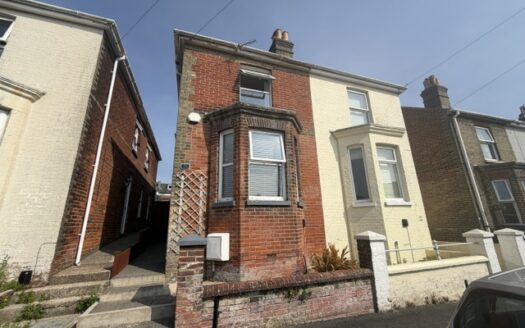 3 bedroom house in East Cowes — More – The Letting Centre