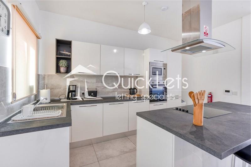 Penthouses in Gzira - REF 87335 — QuickLets