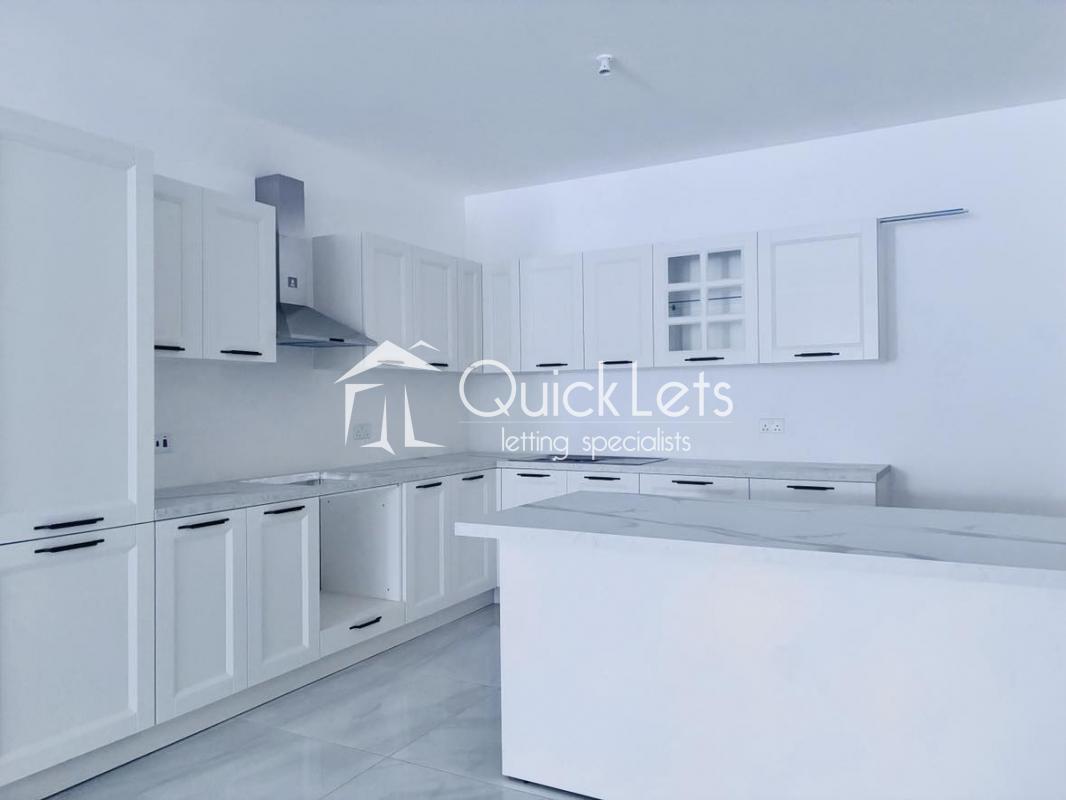 Maisonettes in Qawra - REF 82556 — QuickLets