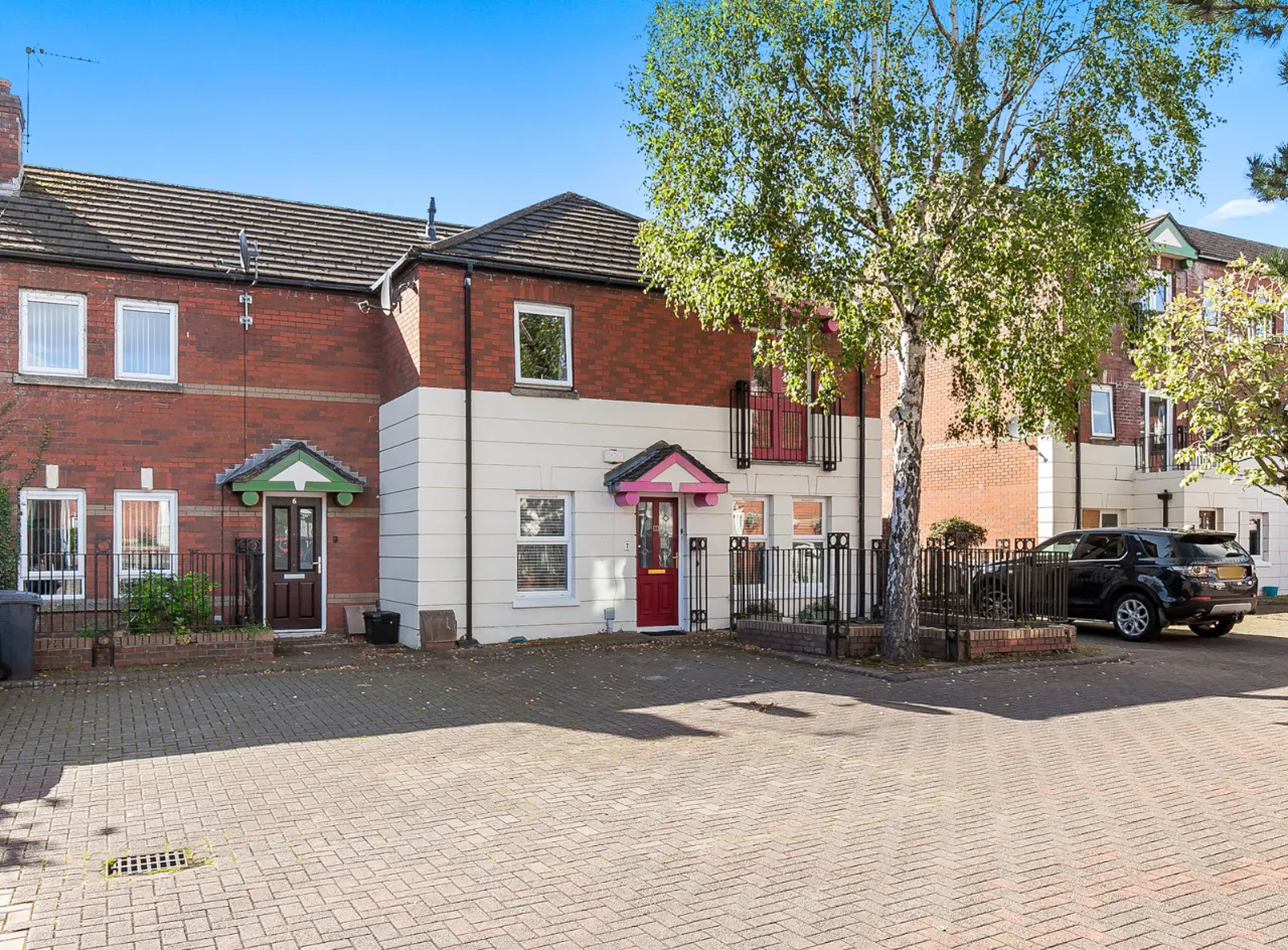 7 Ferndale Court, Lisburn Road — Simon Brien Residential