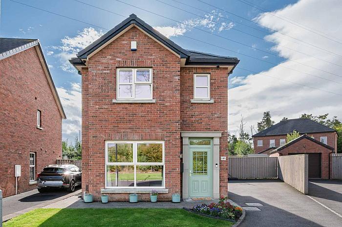 49 Helens Wood Way — John Minnis Estate Agents