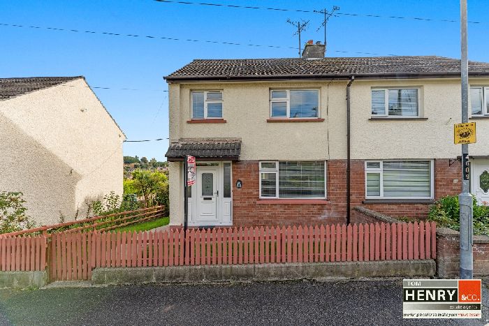 54 CUNNINGHAMS LANE — Tom Henry & Co