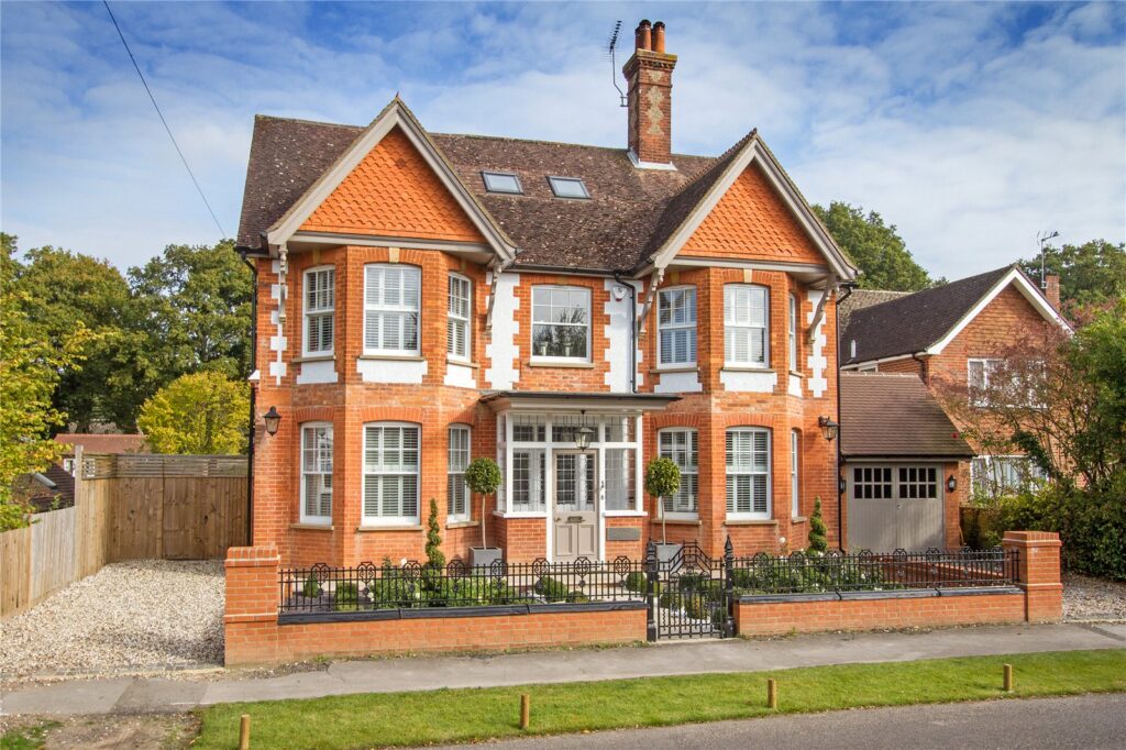 New Park Road, Cranleigh — Grantley Sales & Lettings