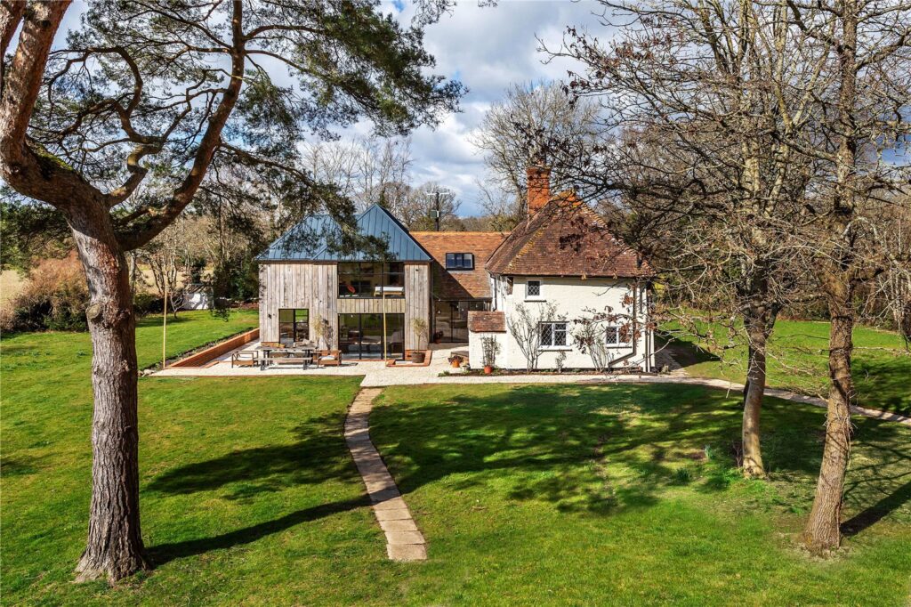 Knowle Lane, Cranleigh, Surrey, GU6 8JW — Grantley Sales & Lettings