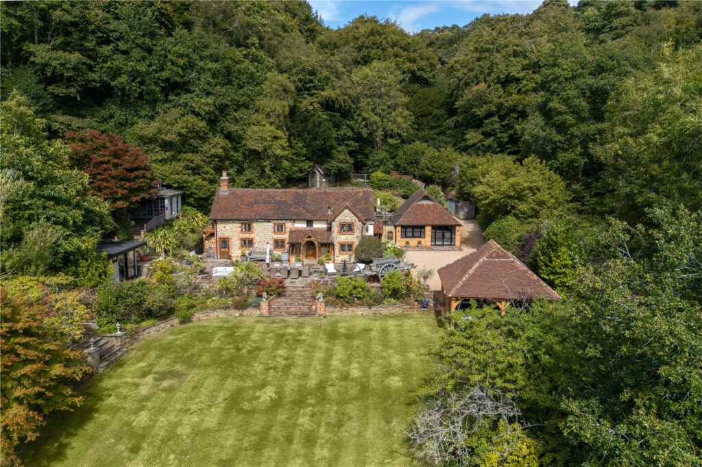 Horse Block Hollow, Cranleigh, Surrey, GU6 7NJ — Grantley Sales & Lettings