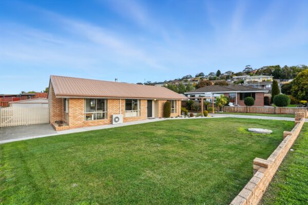 27 Arncliffe Road, AUSTINS FERRY TAS 7011 — Roberts Glenorchy