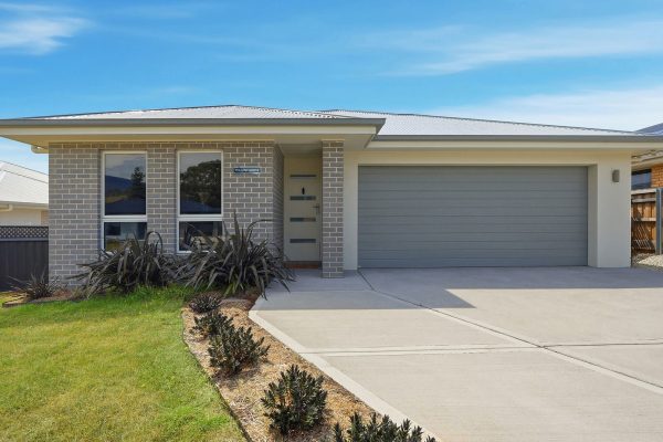 83 Stony Point Drive, AUSTINS FERRY TAS 7011 — Roberts Glenorchy
