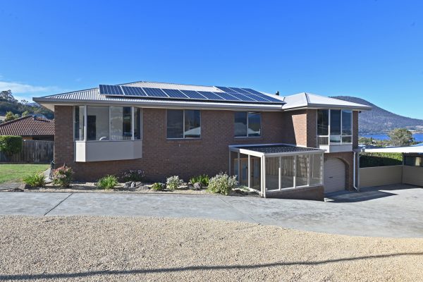 21 Clives Avenue, OLD BEACH TAS 7017 — Roberts Glenorchy