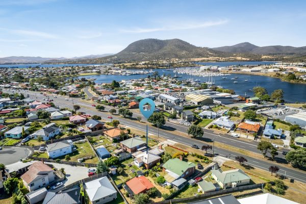 418 Brooker Highway, DERWENT PARK TAS 7009 — Roberts Glenorchy