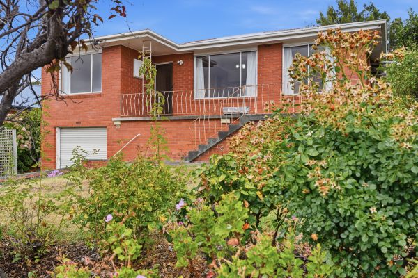 44 Ashbourne Grove, WEST MOONAH TAS 7009 — Roberts Glenorchy